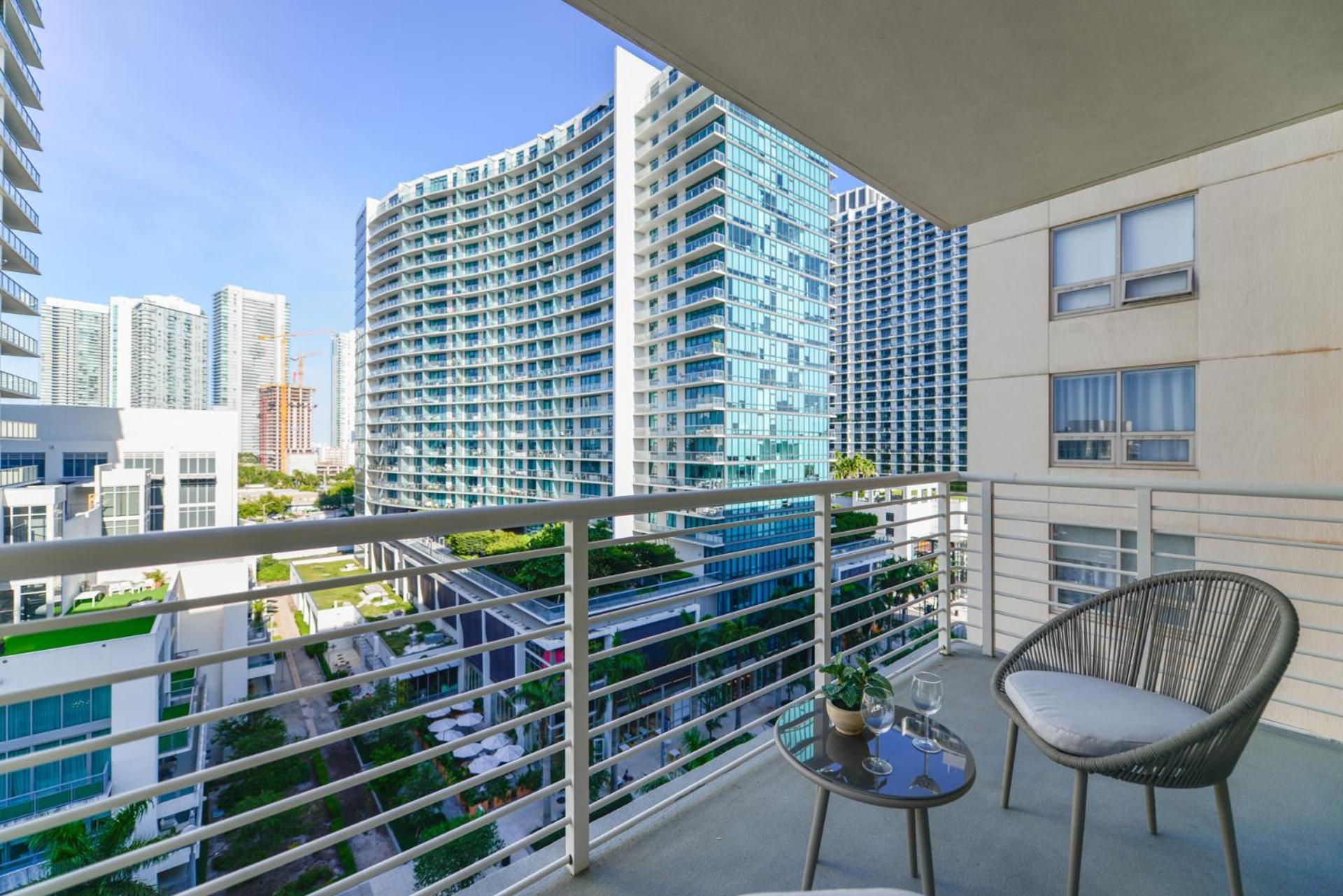 Modern Midtown Pool Access & Free Parking