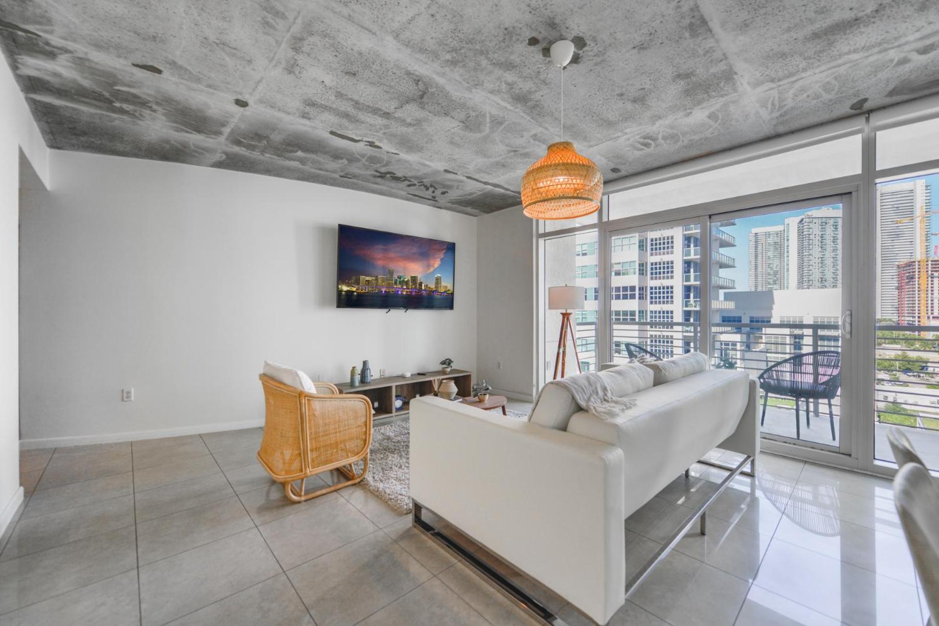 Modern Midtown Pool Access & Free Parking Apartment