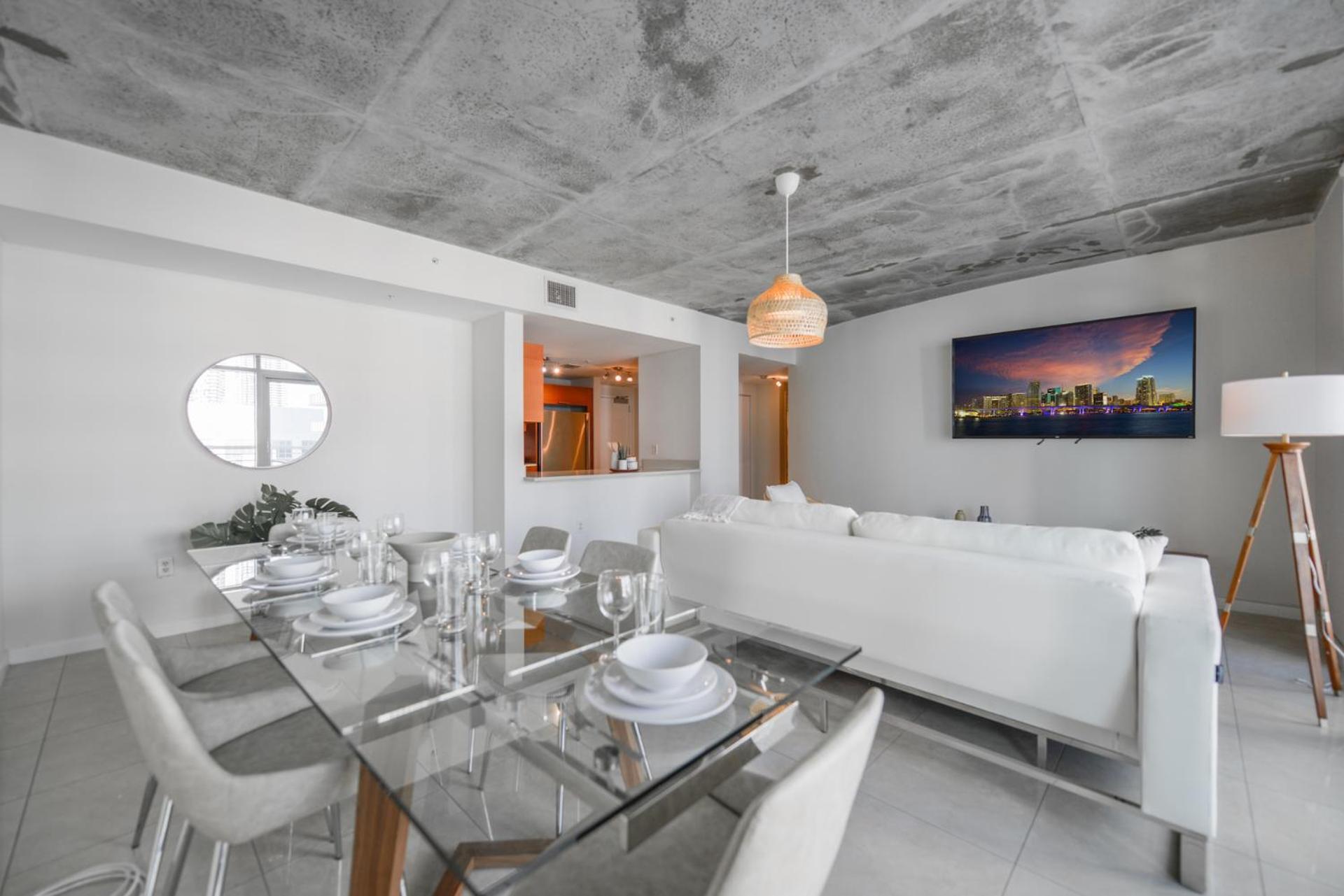 Modern Midtown Pool Access & Free Parking Apartment *
