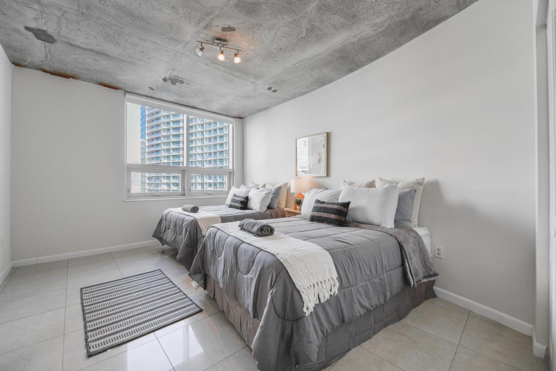 Apartment Modern Midtown Pool Access & Free Parking *