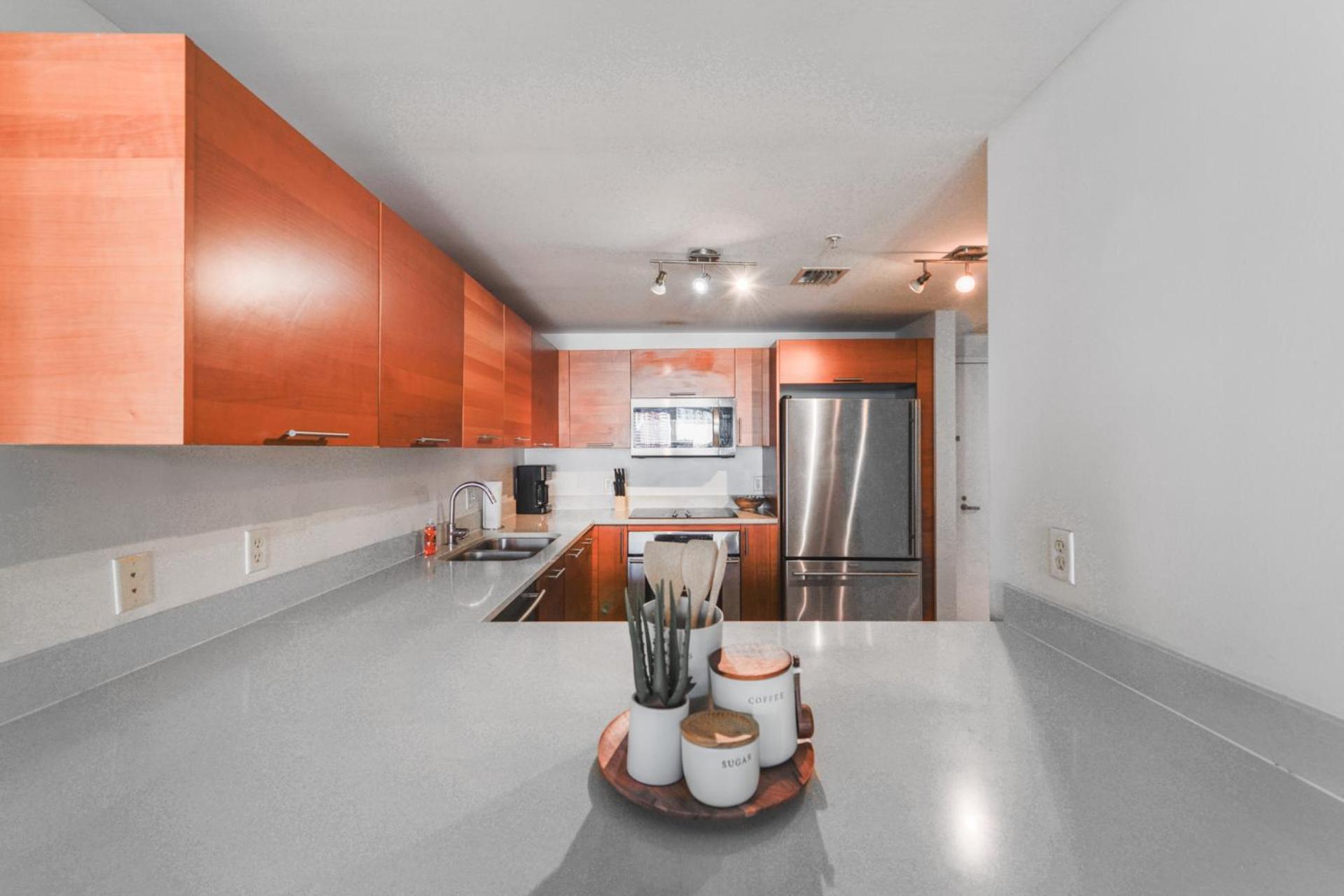 Modern Midtown Pool Access & Free Parking *