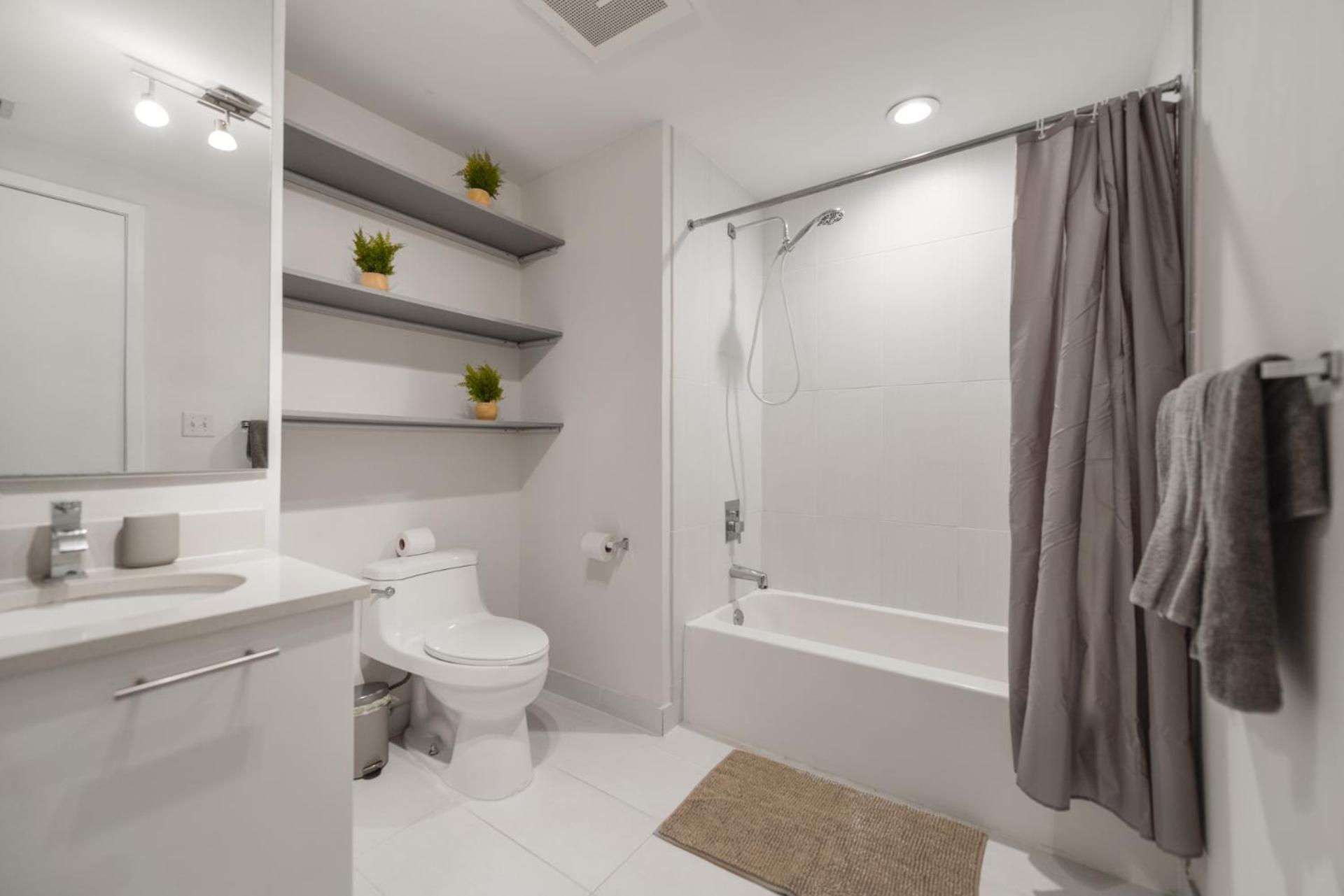 Modern Midtown Pool Access & Free Parking