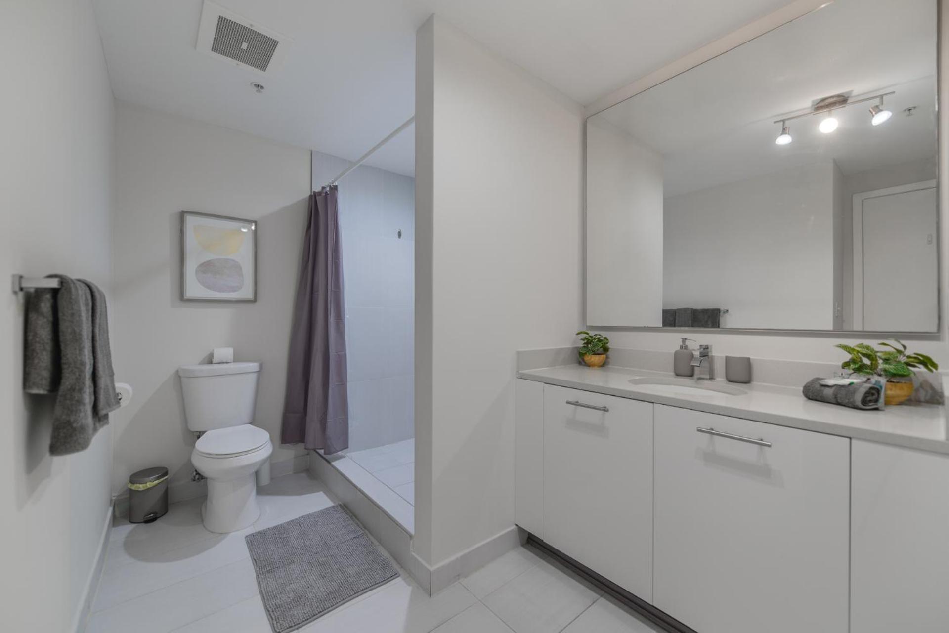 Modern Midtown Pool Access & Free Parking