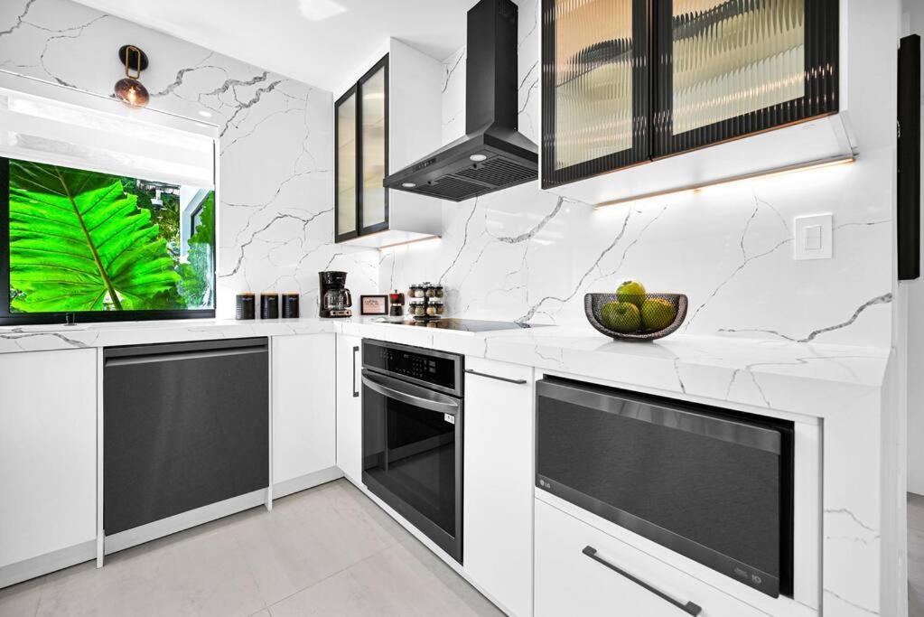Stylish Modern Near Wynwood & Design District Apartment *