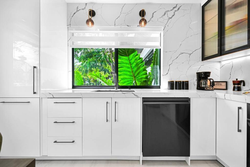 Stylish Modern Near Wynwood & Design District Apartment