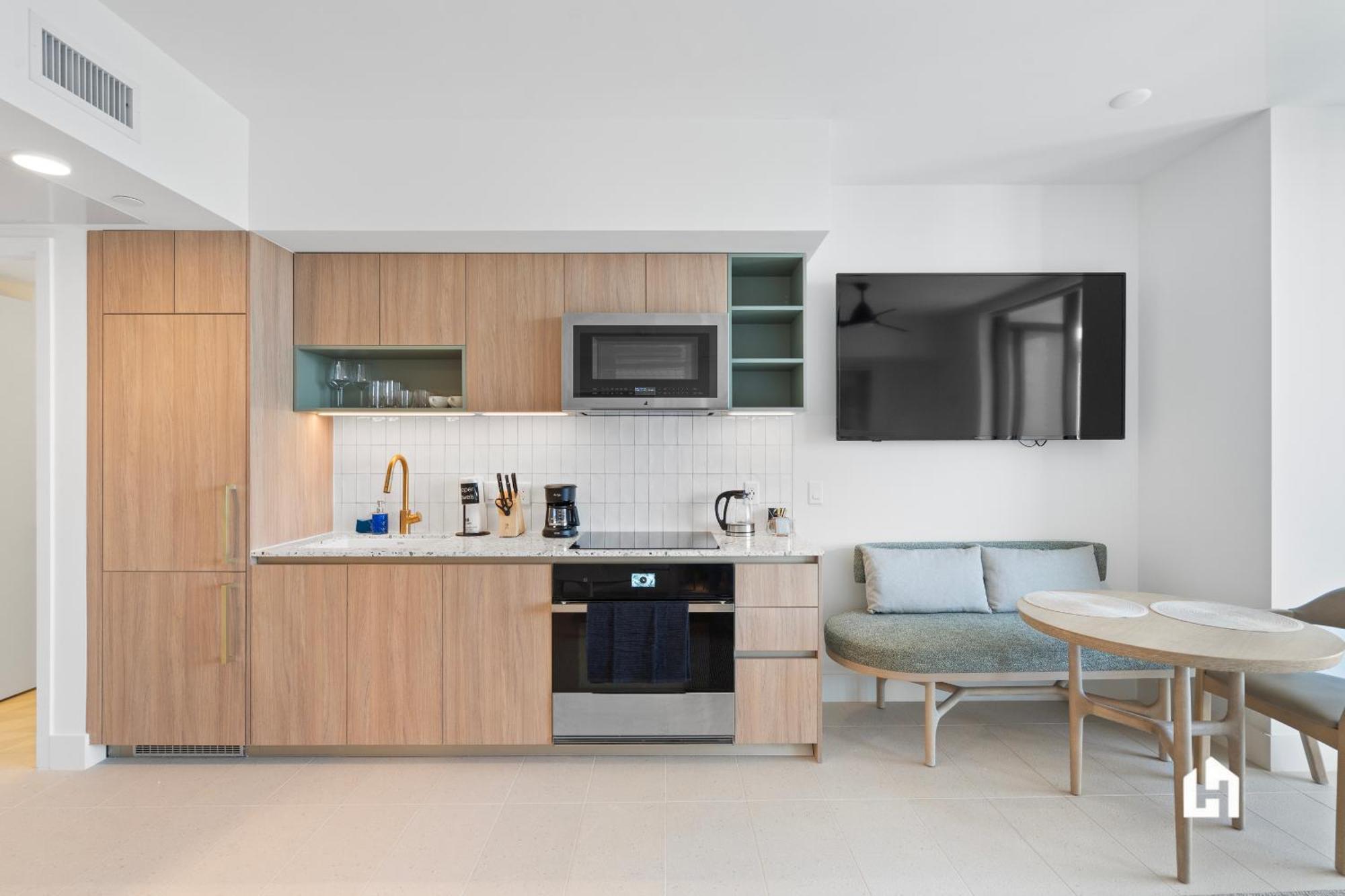 Apartment Stylish With Partial Ocean Views In Downtown! *