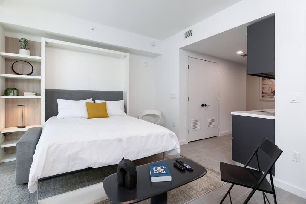 Stylish Modern Downtown Free Parking Apartment *