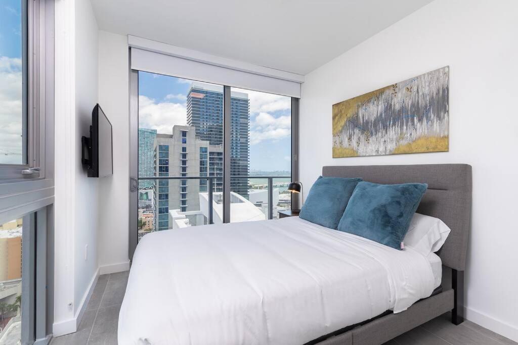 Amazing 2 Bedroom 30th Floor Downtown Free Parking Apartment *
