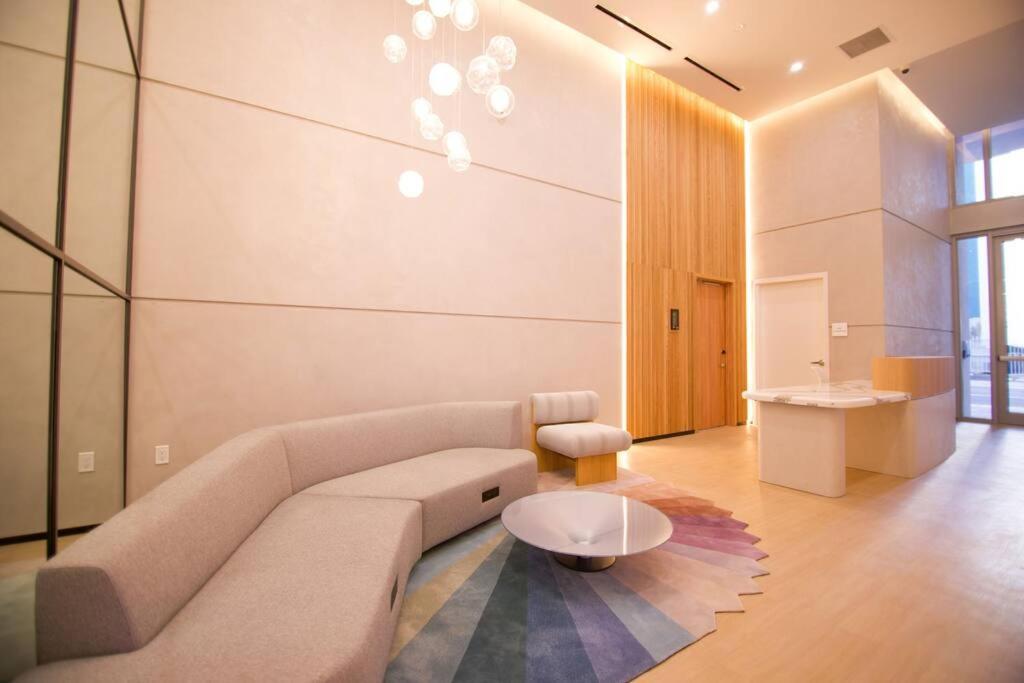 Amazing 2 Bedroom 30th Floor Downtown Free Parking *