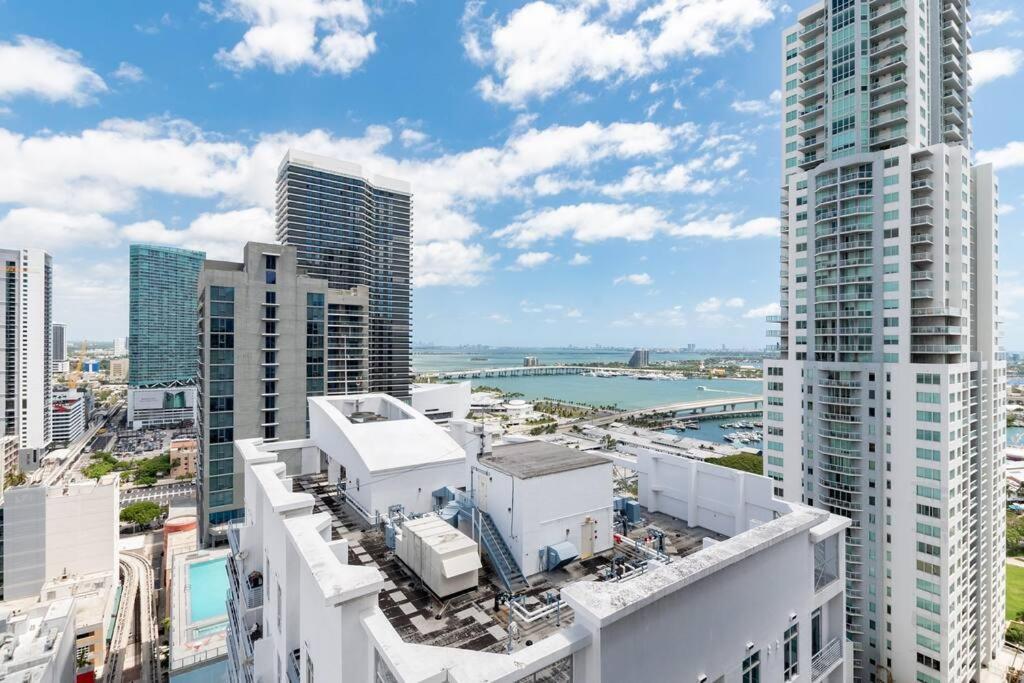 Amazing 2 Bedroom 30th Floor Downtown Free Parking Apartment *