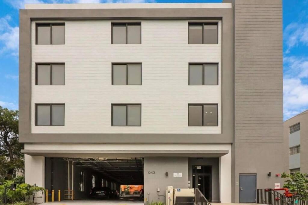 King Bed Brand New Oasis Minutes To Brickell Apartment *