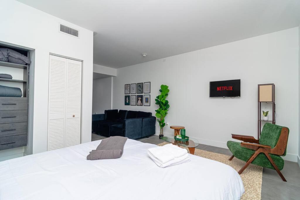Apartment King Bed Brand New Oasis Minutes To Brickell Miami