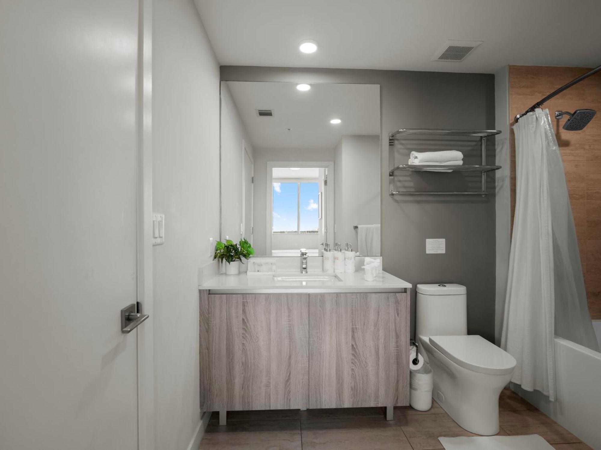 Elegant 2br W Beautiful Views Miami