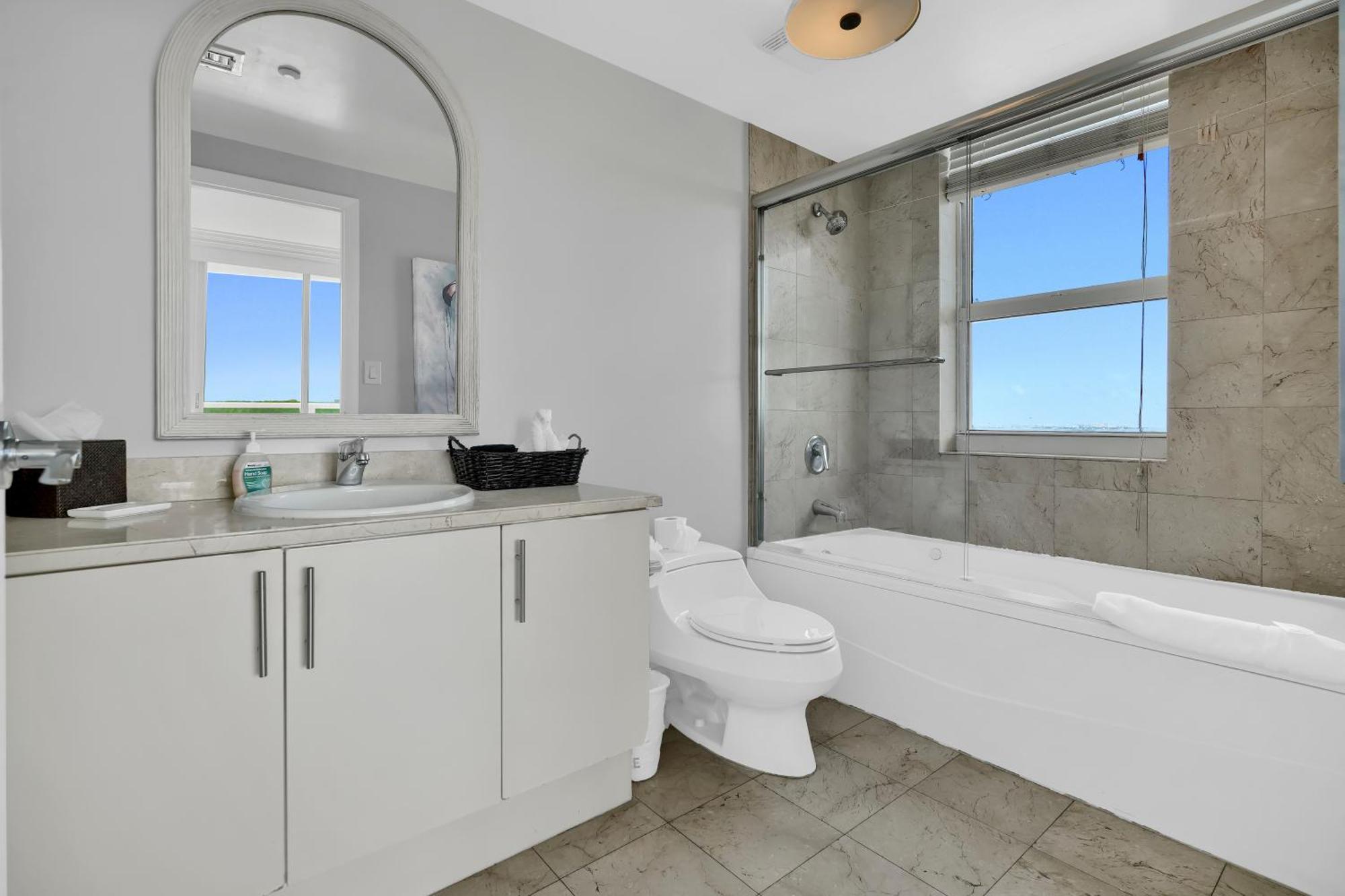 Fabulous 2 Bedroom In Heart Of Grove * Miami