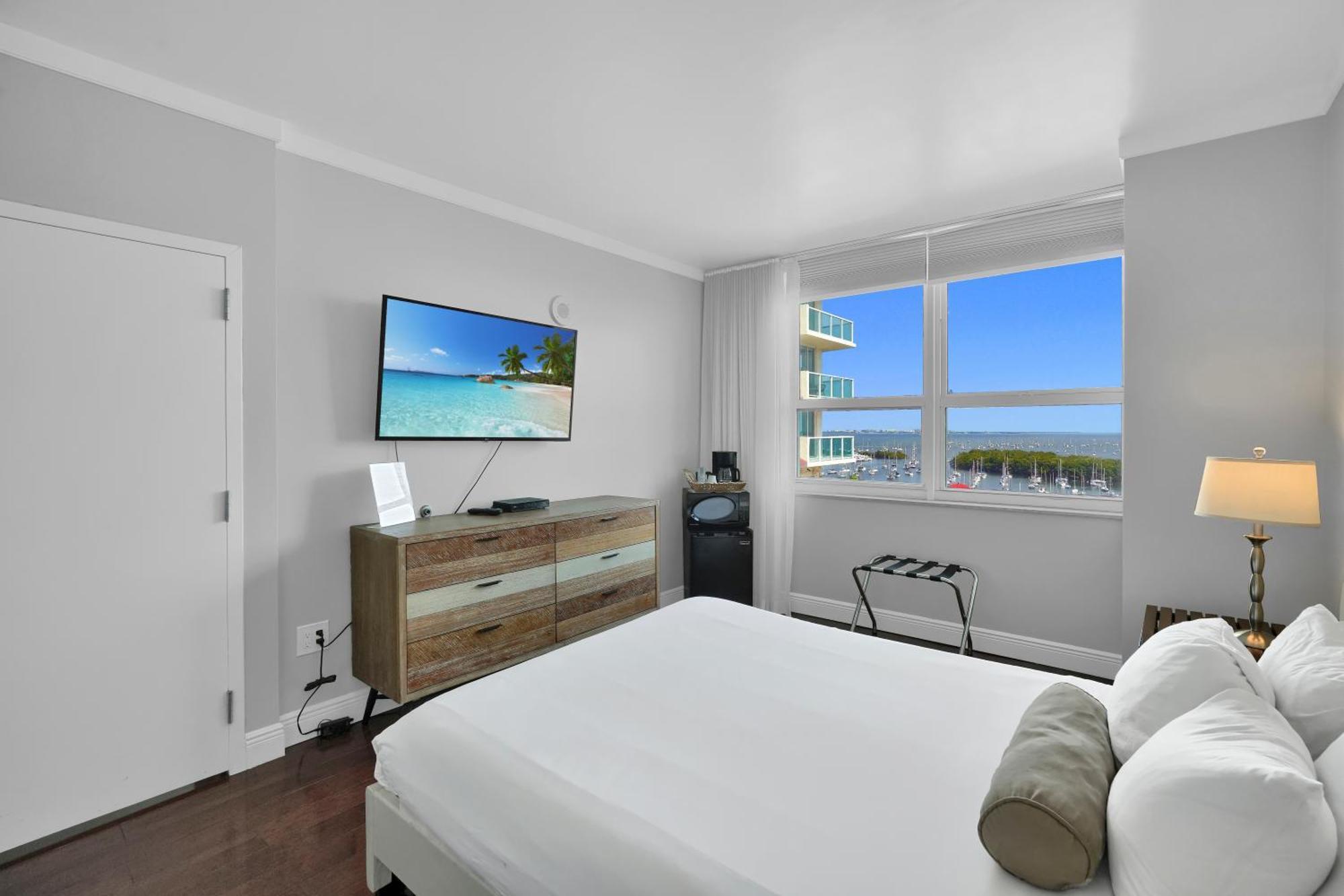 Fabulous 2 Bedroom In Heart Of Grove Miami