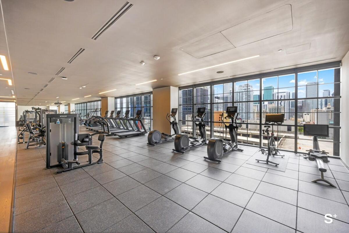 Chic Downtown 1br With Stunning Skyline Views