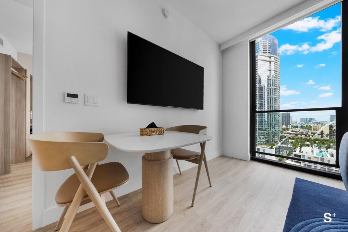 Inn Chic Downtown 1br With Stunning Skyline Views *