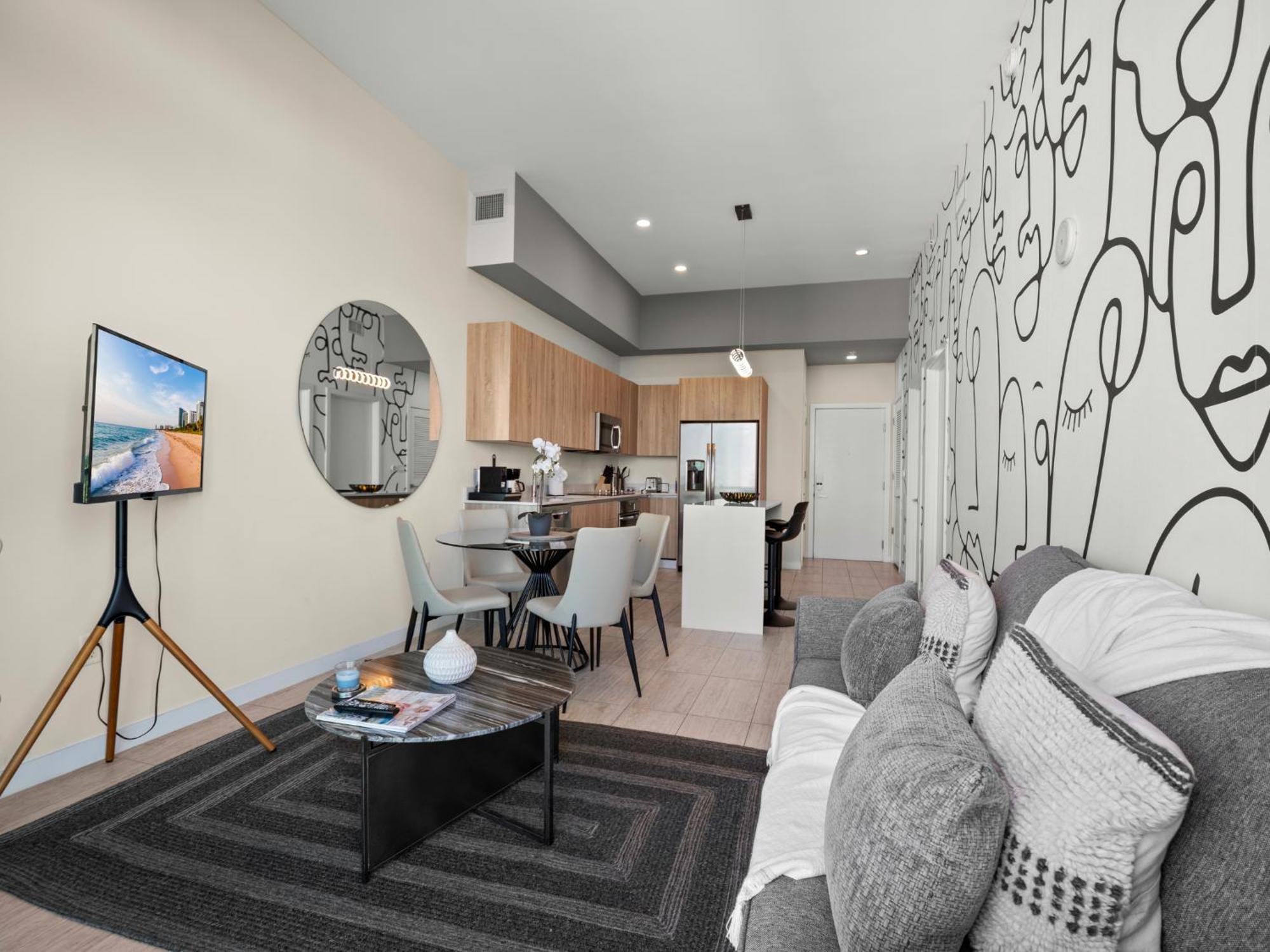 Luxury & Modern In Design District With Pool