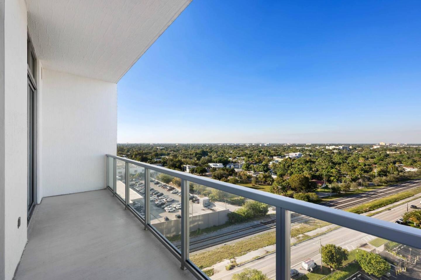 Apartment Luxury & Modern In Design District With Pool Miami
