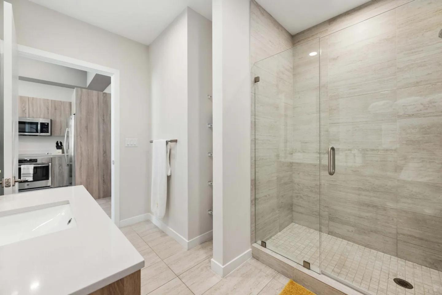 Luxury & Modern In Design District With Pool Apartment *