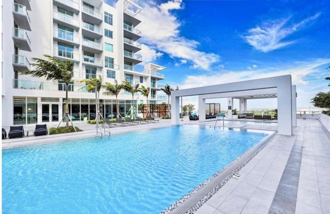 Luxury & Modern In Design District With Pool Miami