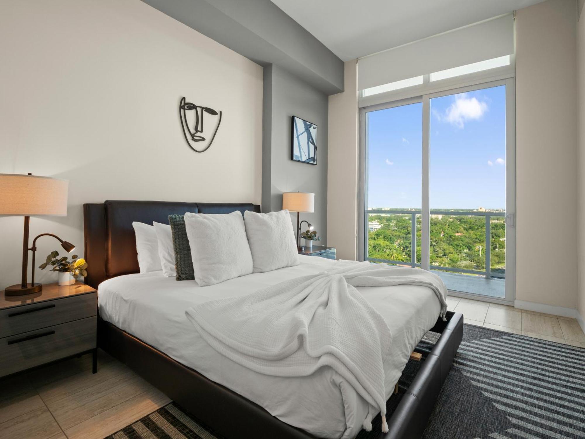 Luxury & Modern In Design District With Pool