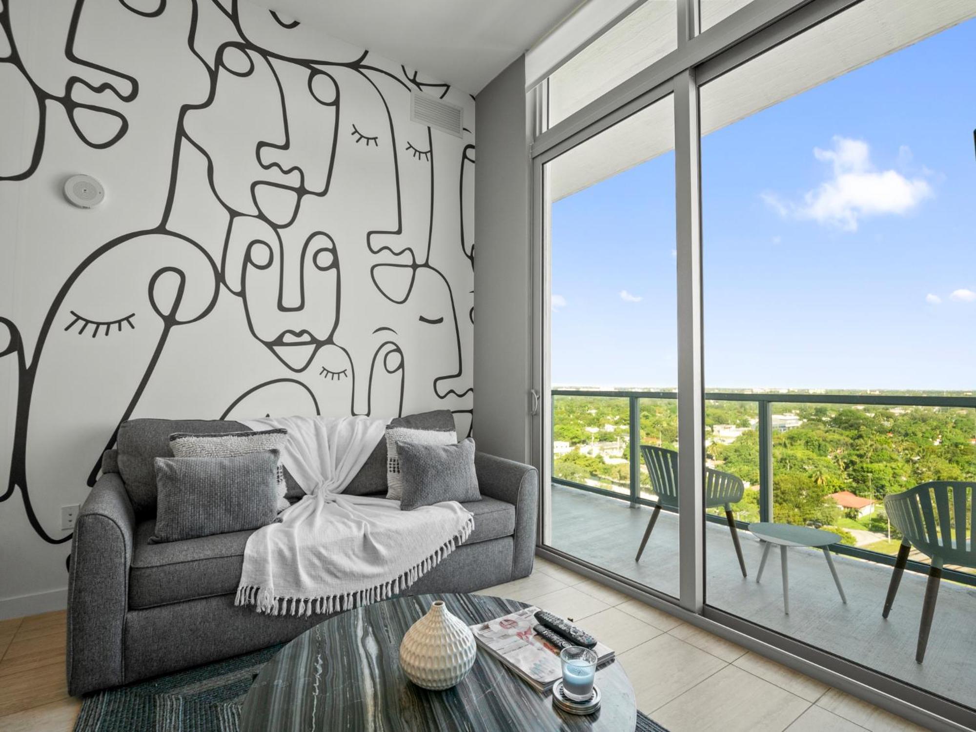 Luxury & Modern In Design District With Pool Apartment
