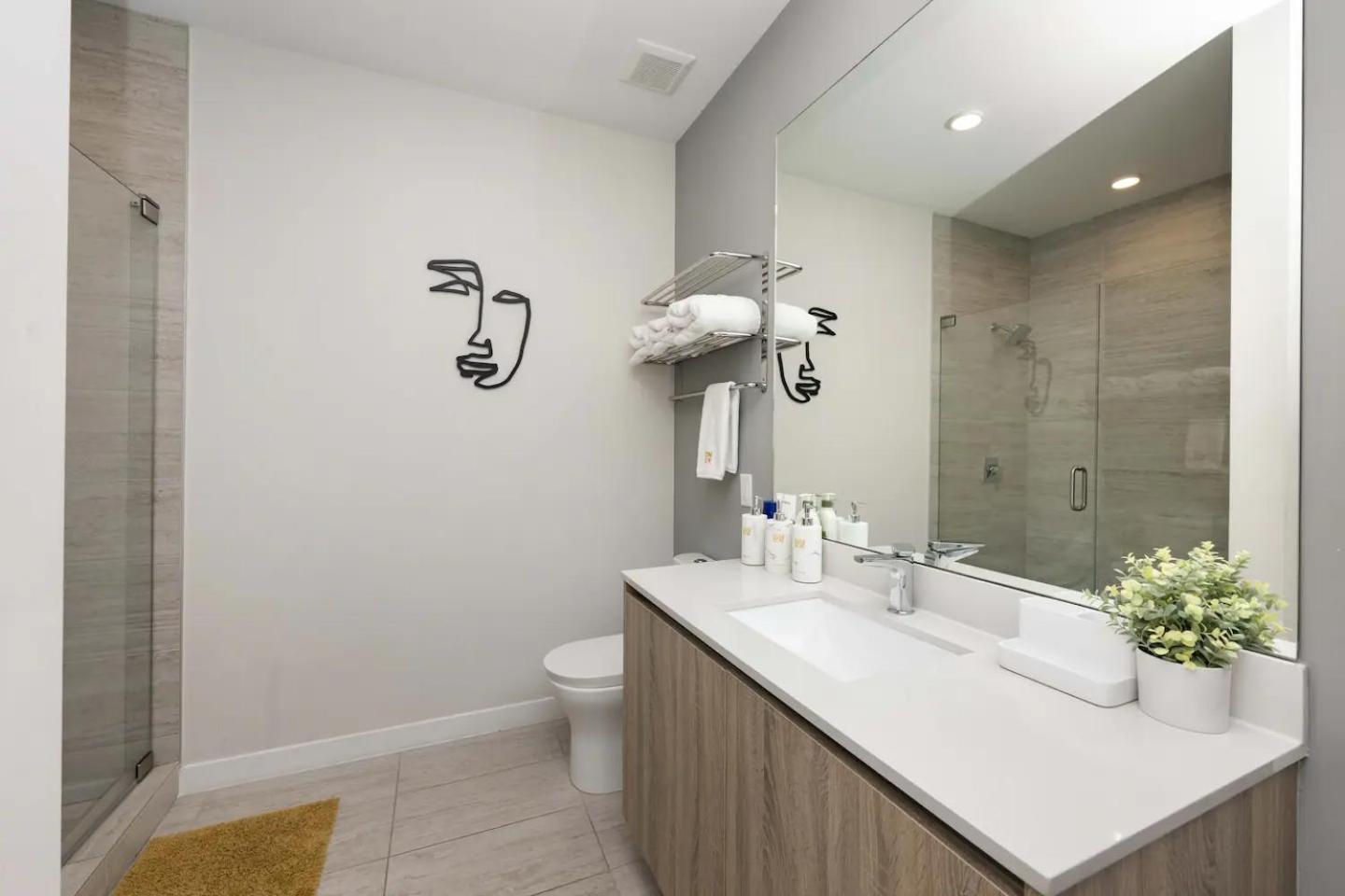 Luxury & Modern In Design District With Pool Apartment Miami