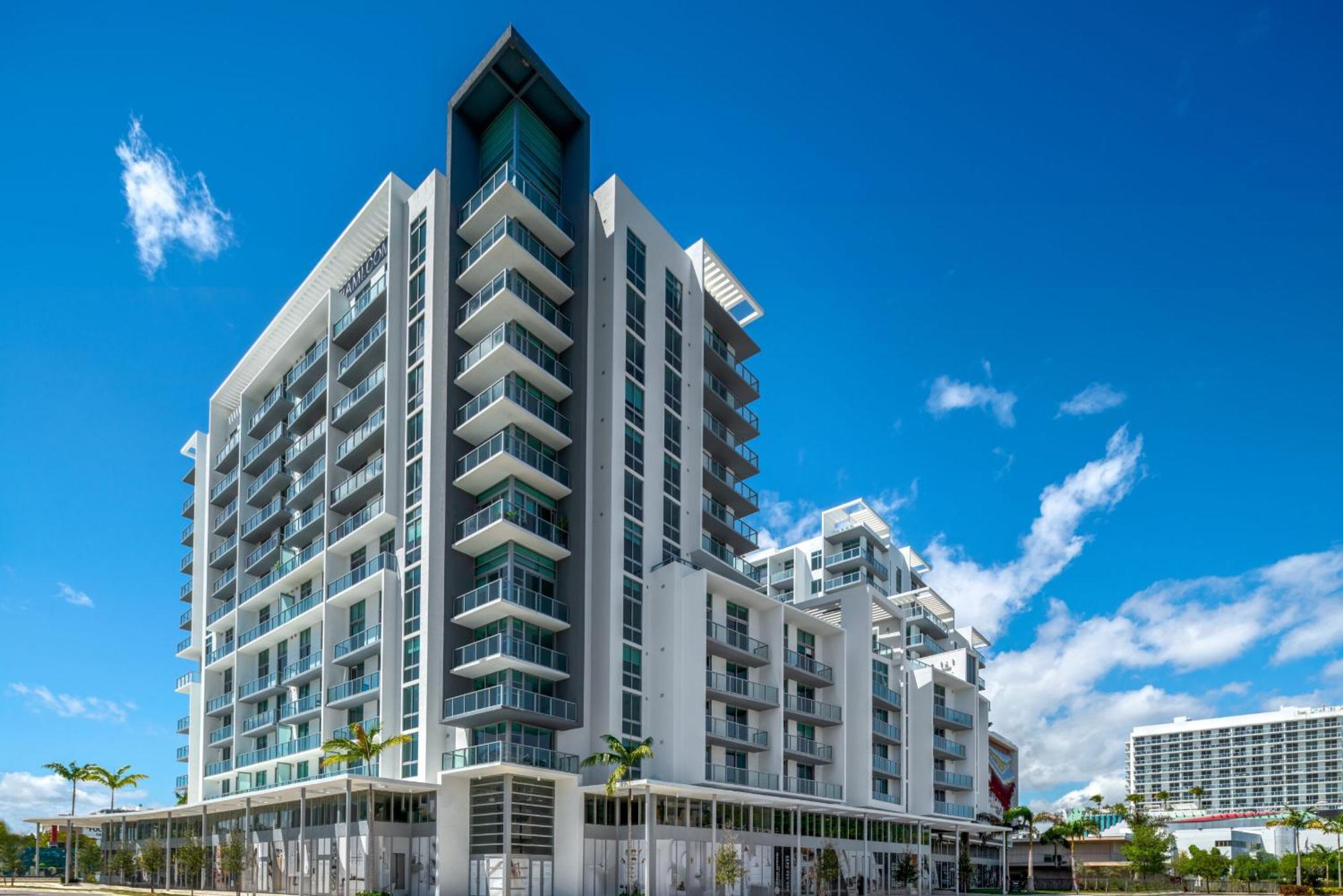 Luxury & Modern In Design District With Pool Apartment
