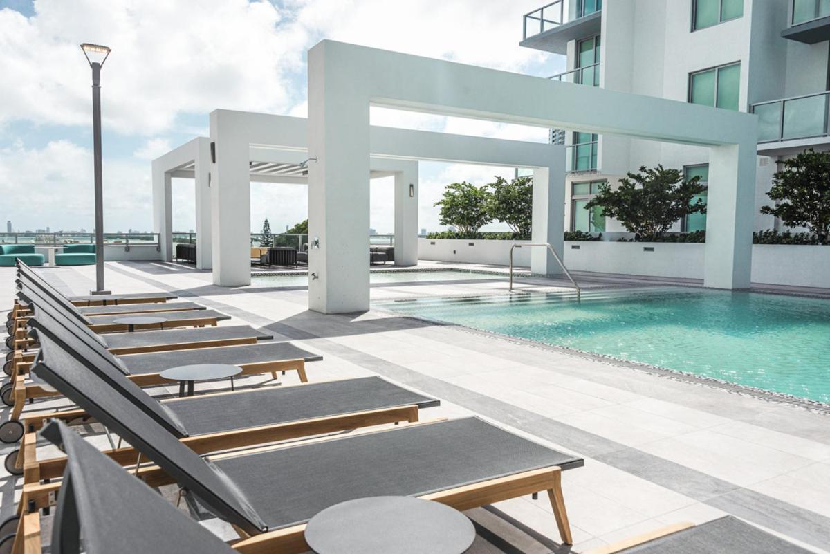 Luxury & Modern In Design District With Pool