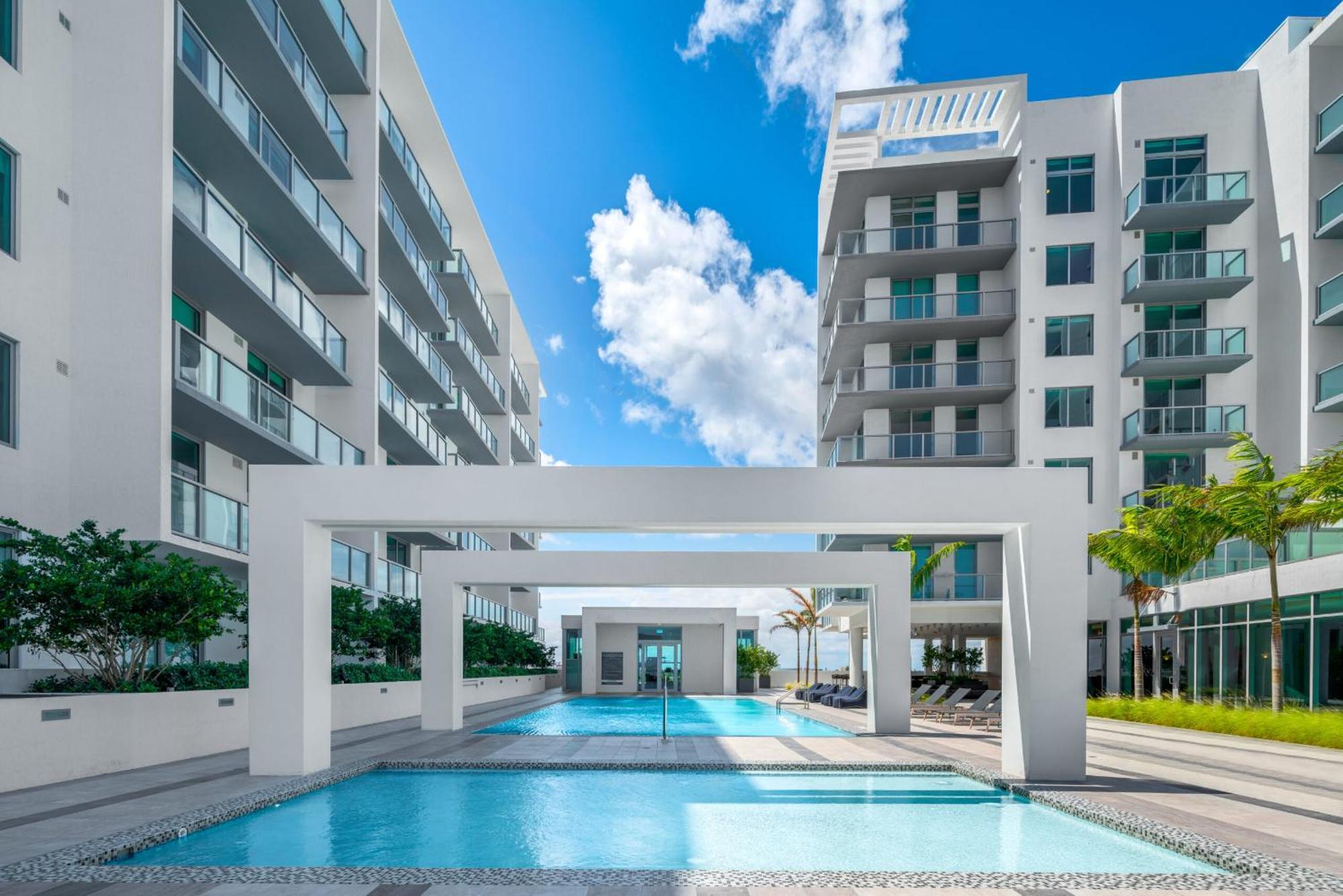 Luxury & Modern In Design District With Pool Apartment *