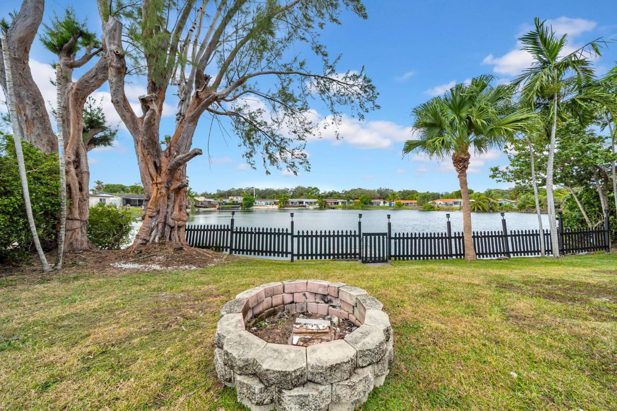Holiday home Lakefront Retreat Perfect For Family Fun *