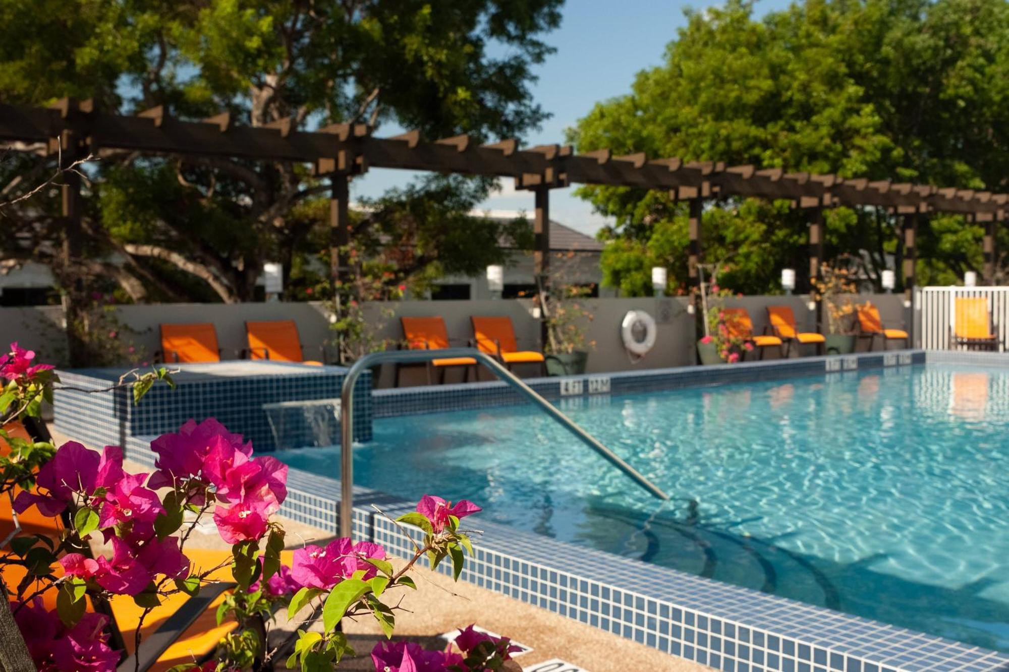 Courtyard Miami 3*