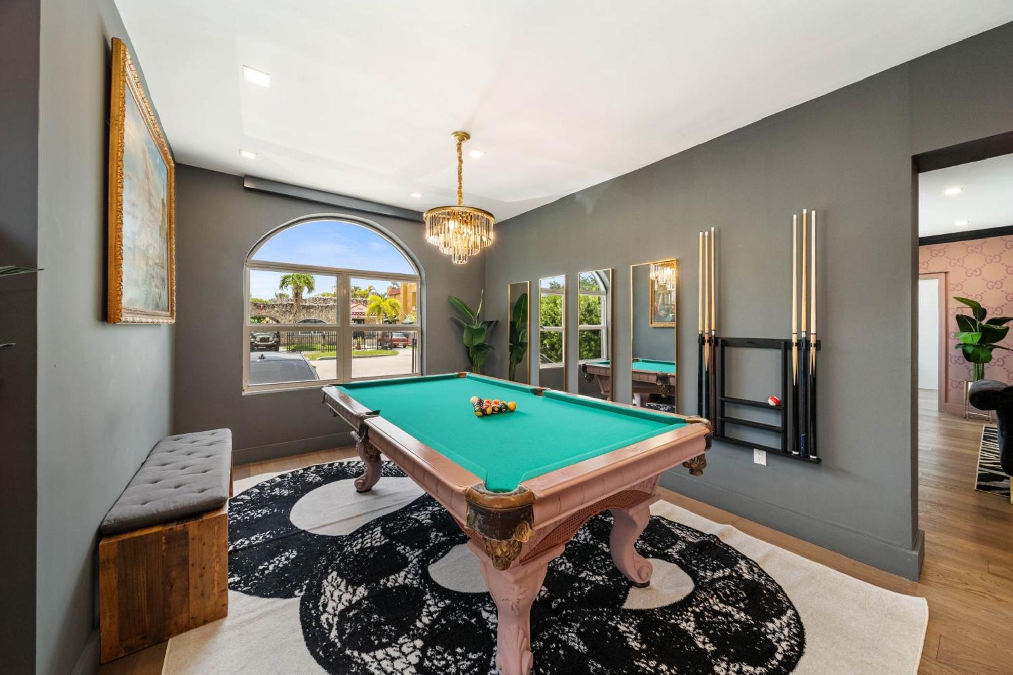 Villa Gucci With Pool & Great Location *