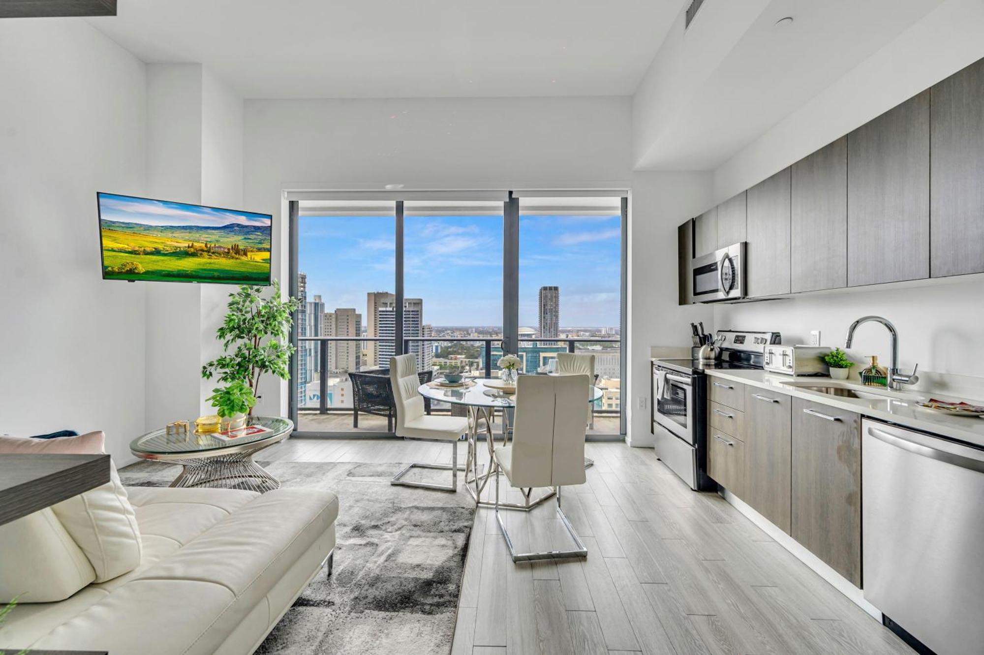 Views Downtown Apartment *
