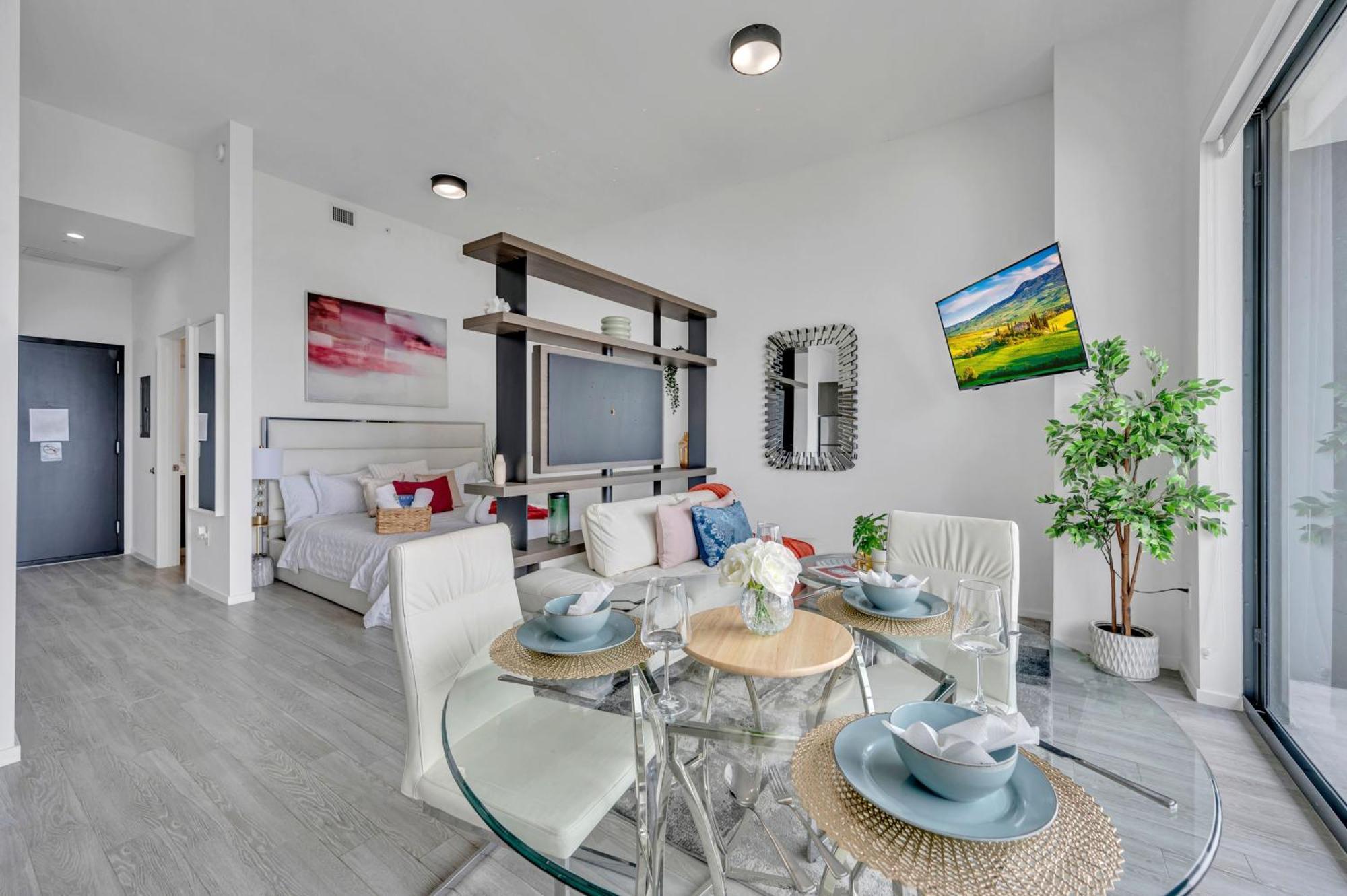 Views Downtown Apartment *