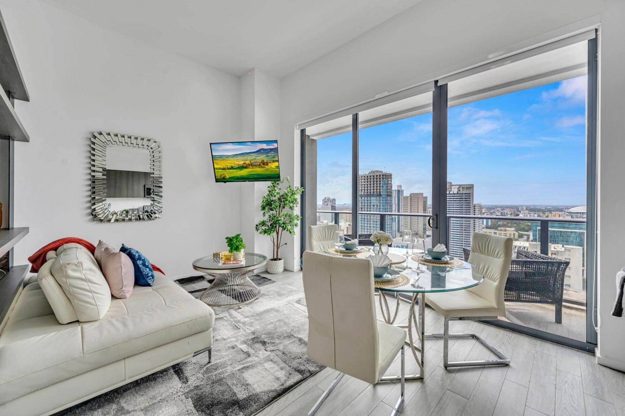 Views Downtown Apartment