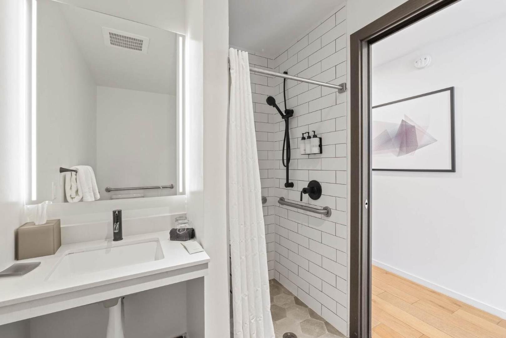 Resort-style Living 1br In Downtown Apartment *