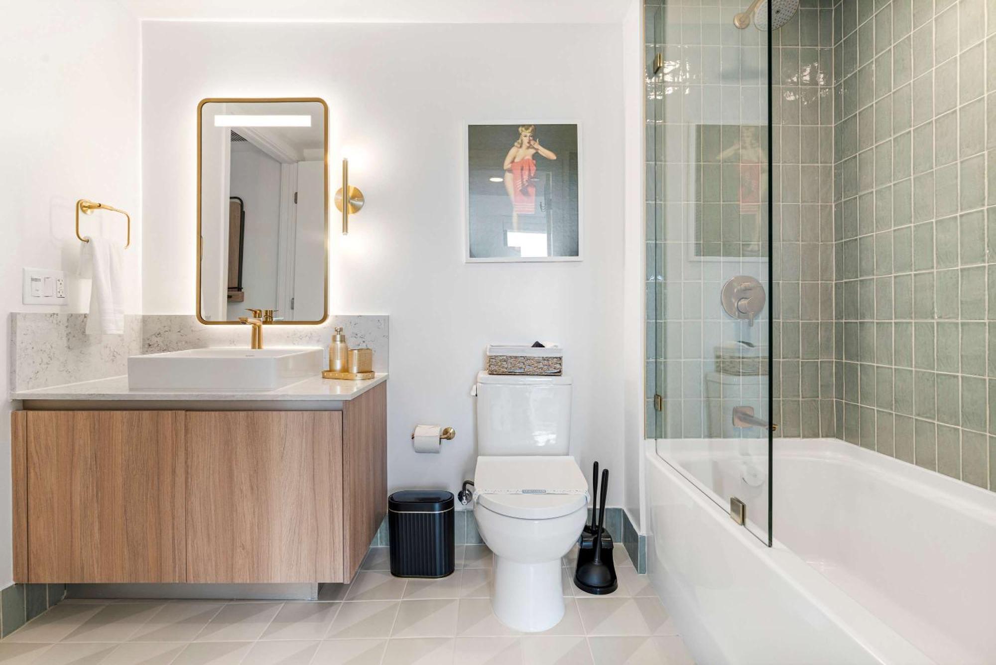 Rumrunner - Style Amenities In The Heart Of