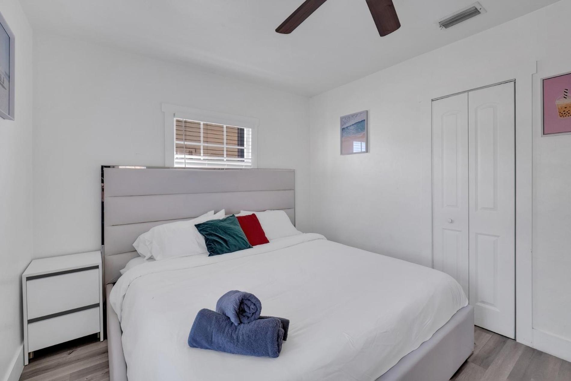 Happy House Miami! Same Name Everywhere - 3 Bedroom House - 1 King - 3 Queens Holiday home