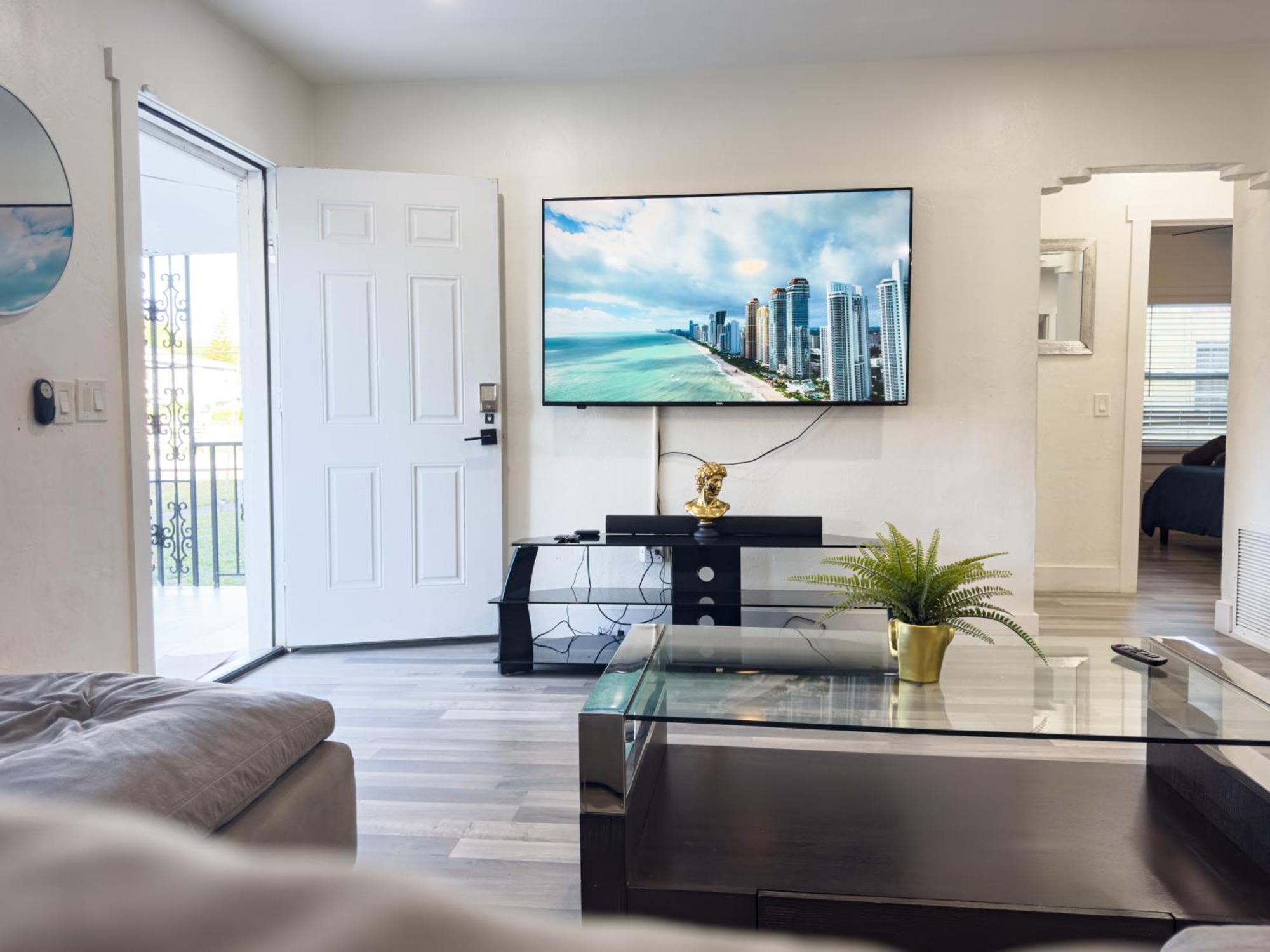 Happy House Miami! Same Name Everywhere - 3 Bedroom House - 1 King - 3 Queens Holiday home *