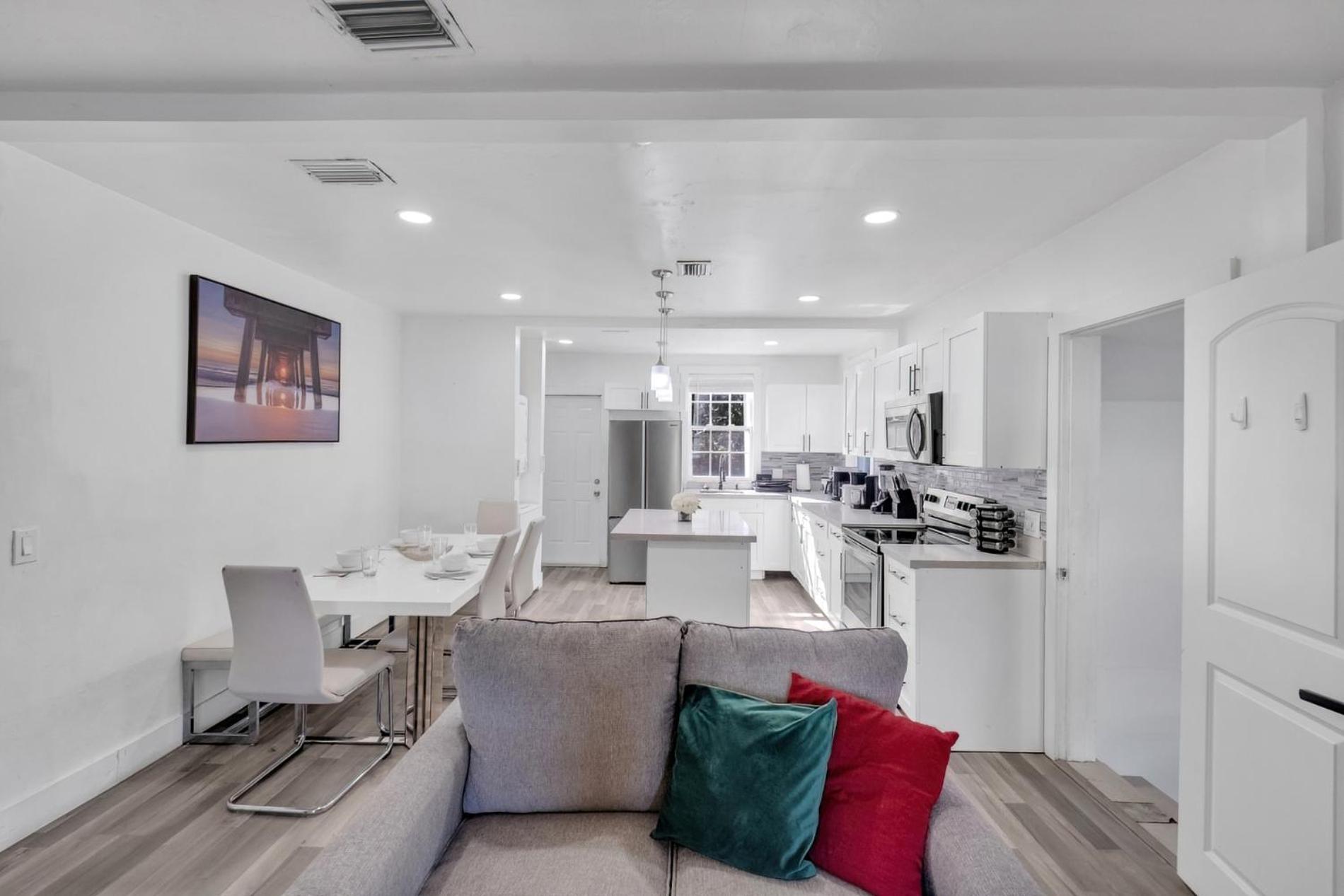 Happy House Miami! Same Name Everywhere - 3 Bedroom House - 1 King - 3 Queens * Miami