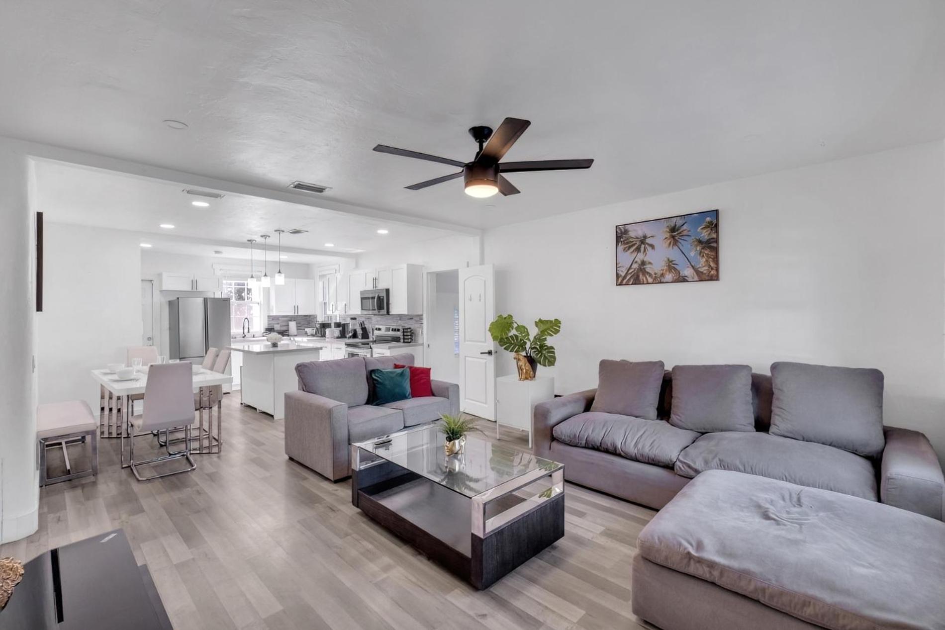 Happy House Miami! Same Name Everywhere - 3 Bedroom House - 1 King - 3 Queens Holiday home