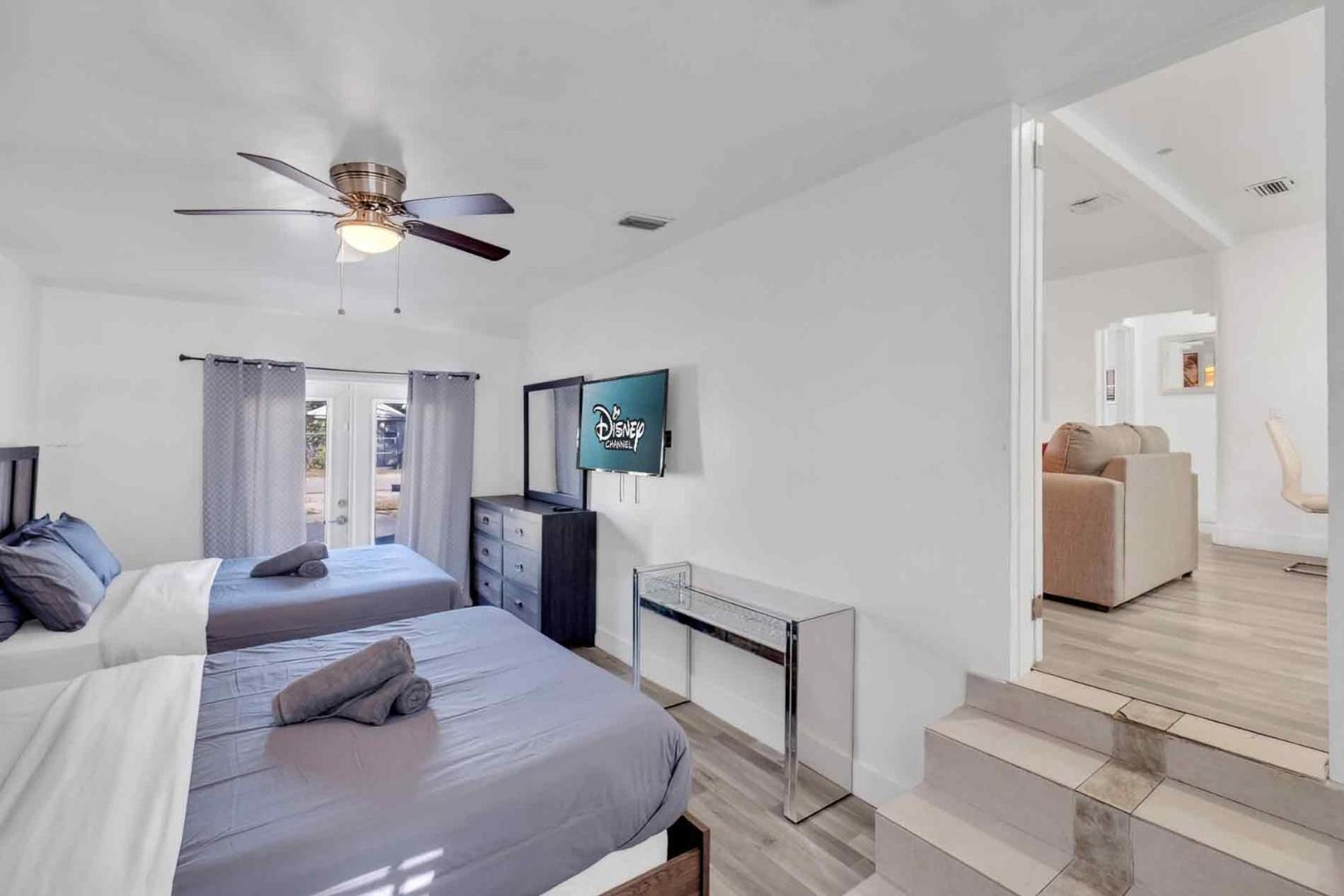 Happy House Miami! Same Name Everywhere - 3 Bedroom House - 1 King - 3 Queens * Miami