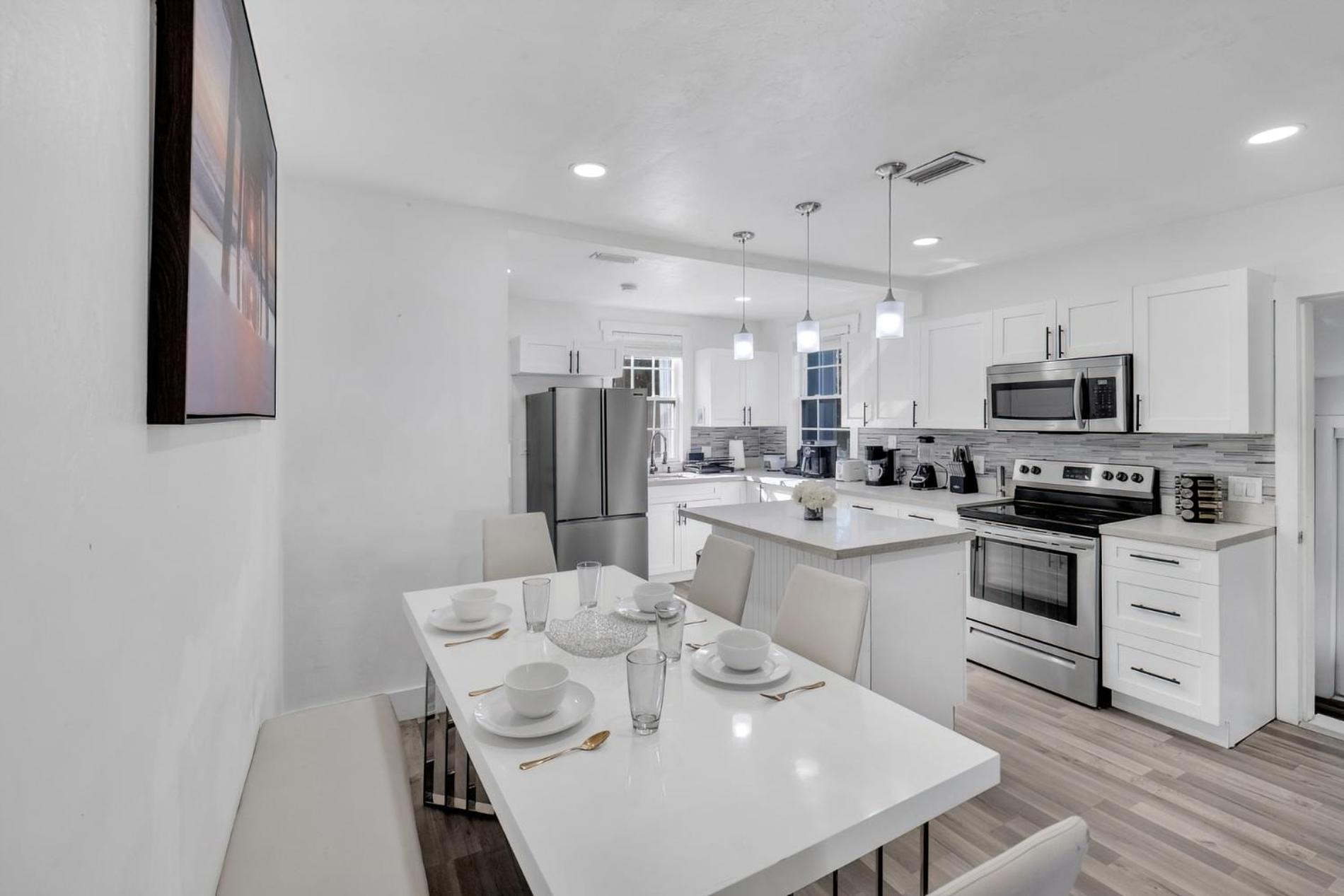 Happy House Miami! Same Name Everywhere - 3 Bedroom House - 1 King - 3 Queens Miami