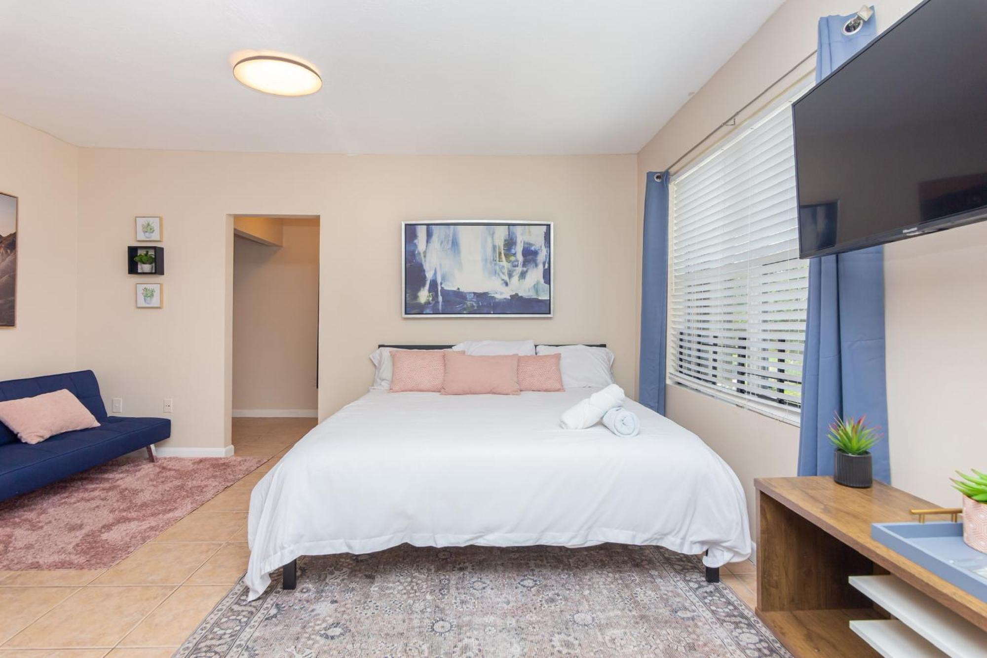King Bed Free Parking & Wi-fi Near Wynwood! *