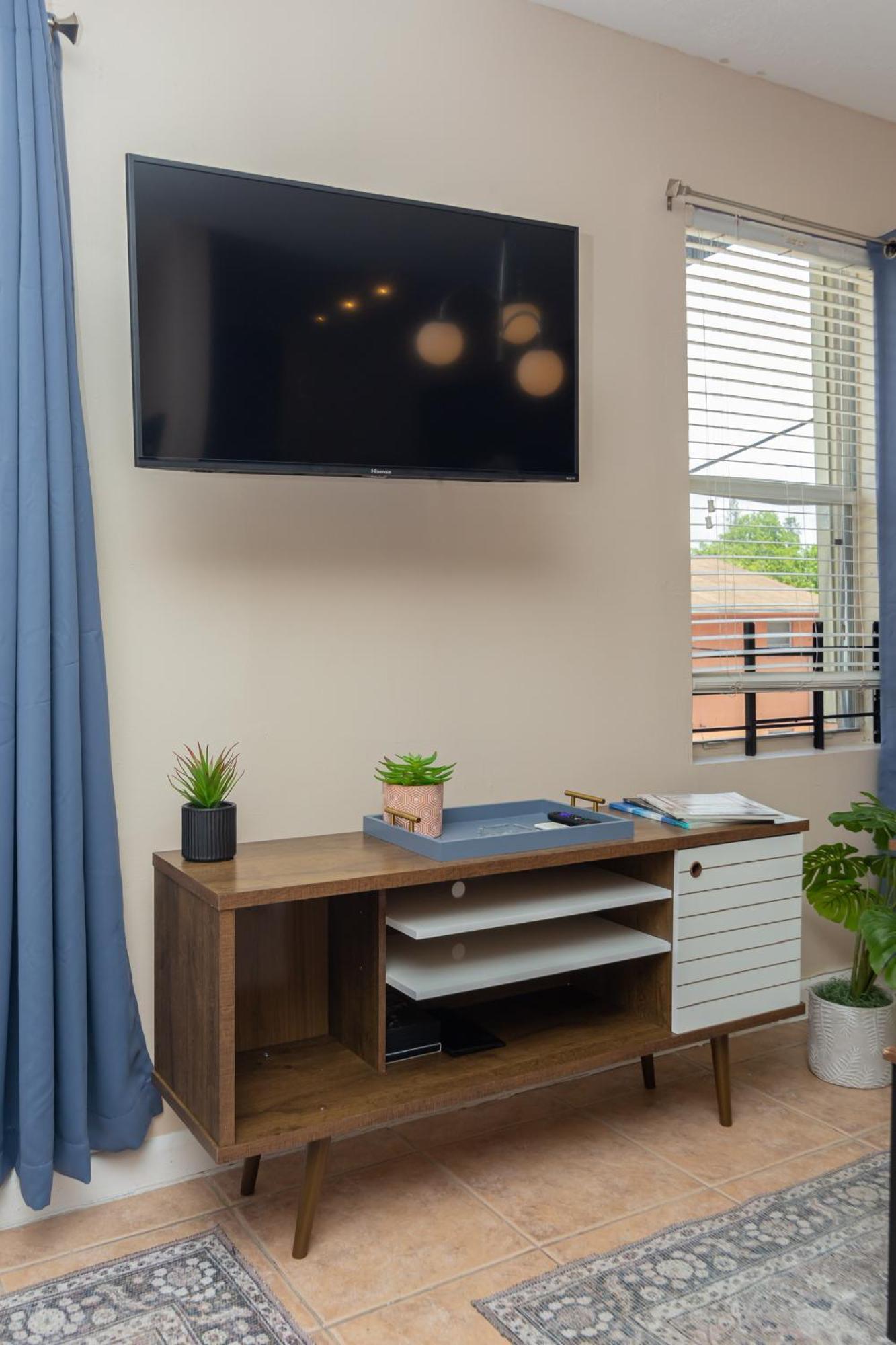 King Bed Free Parking & Wi-fi Near Wynwood!