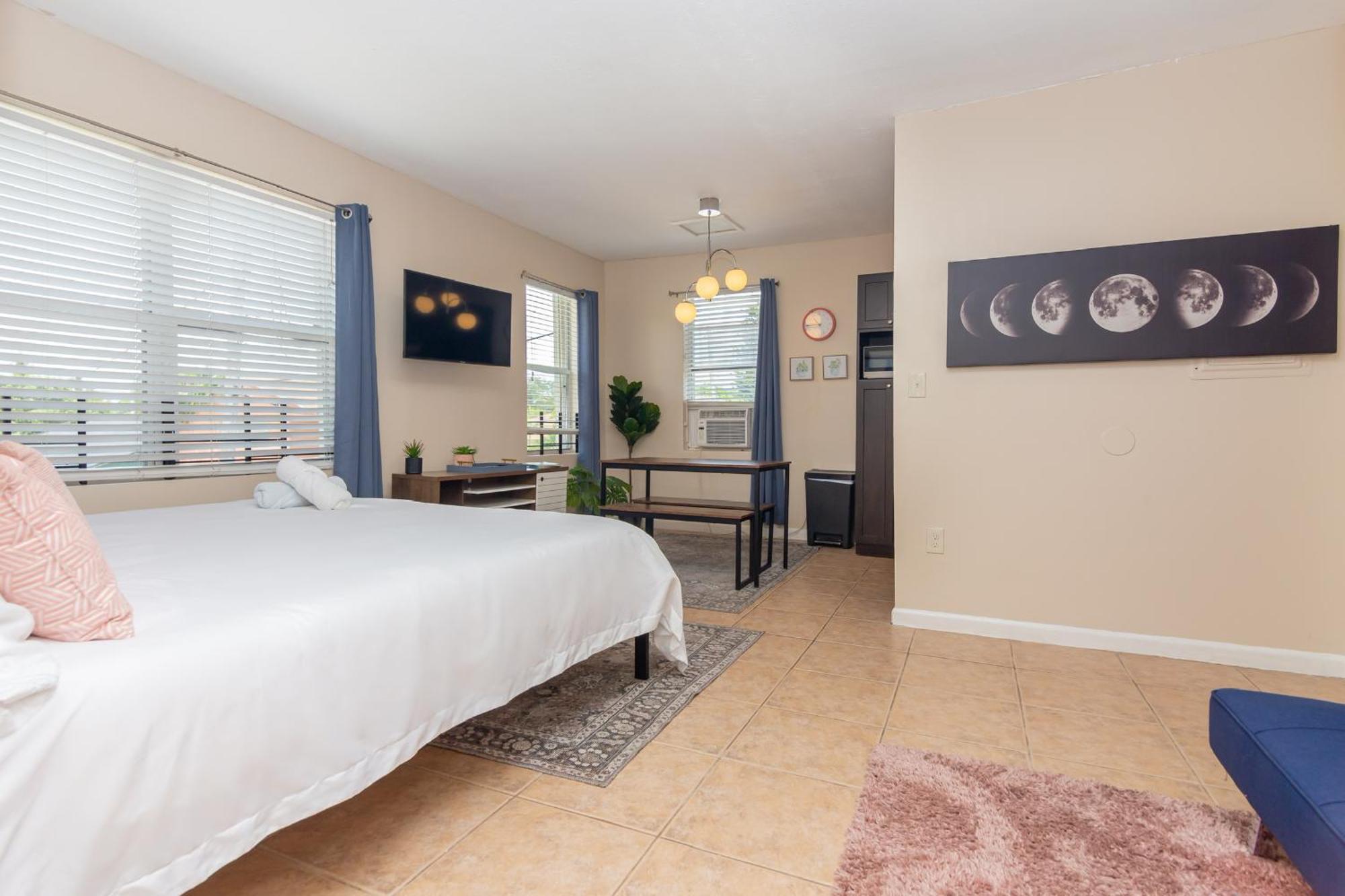Apartment King Bed Free Parking & Wi-fi Near Wynwood!