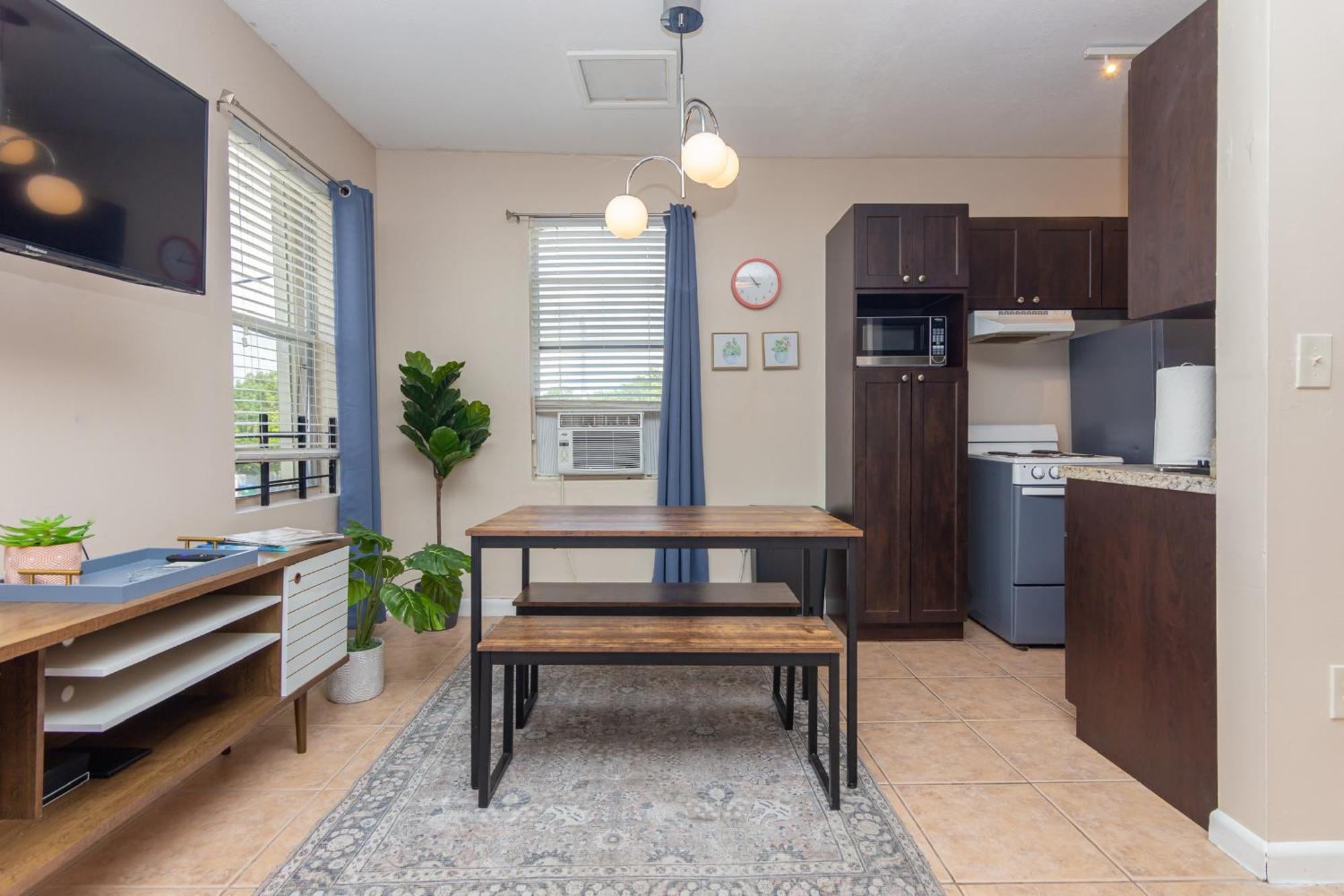 King Bed Free Parking & Wi-fi Near Wynwood!