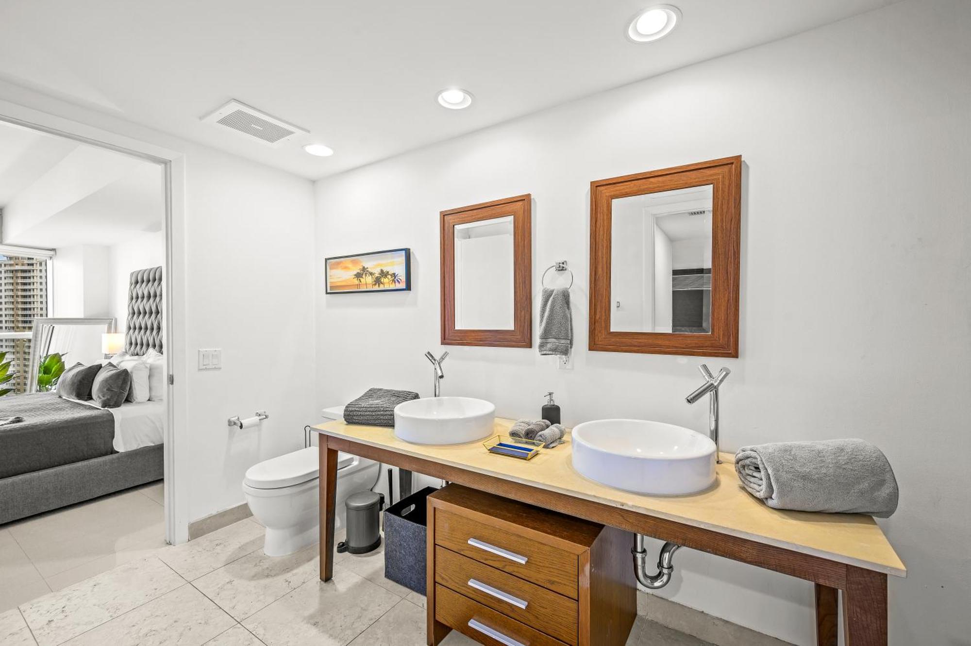 Magnificent Unit With Priceless Views W Icon Apartment *